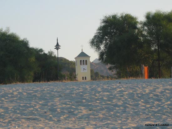 campanile dalla spiaggia