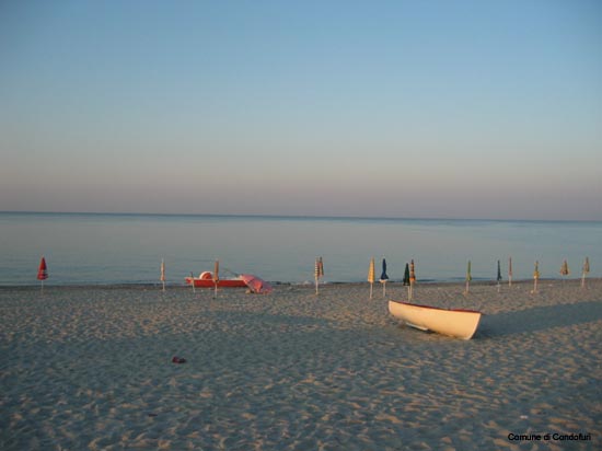 Mare spiaggia in attesa